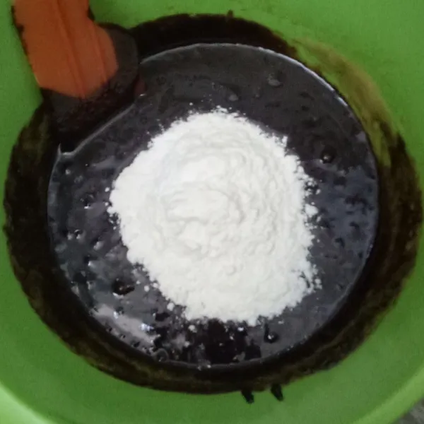 Siapkan adonan tepung kering terdiri dari coklat bubuk, tepung terigu, garam, dan baking powder, lalu aduk rata. Kemudian masukkan adonan tepung kering ke dalam campuran lelehan coklat dengan diayak, aduk rata kembali.