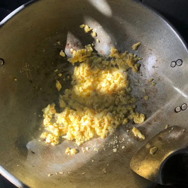 Kemudian kocok telur dan beri garam sebagai perasa, goreng telur lalu orak-arik lalu masak sampai matang kemudian pindah ke tempat lain.