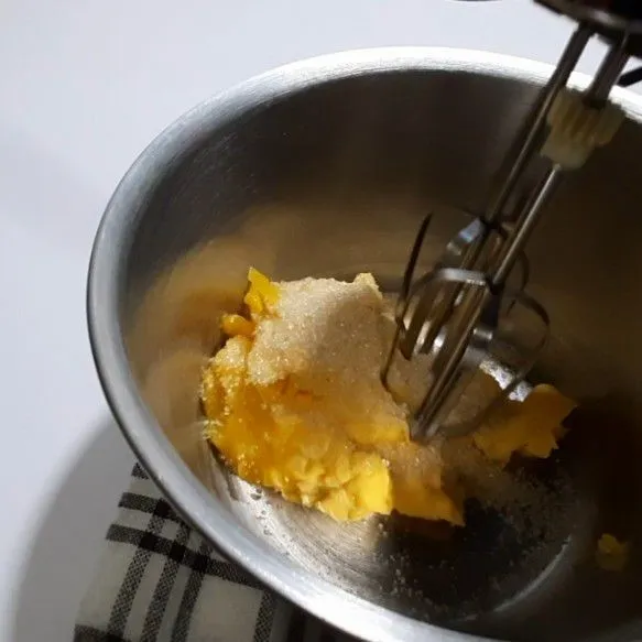 Kocok butter+margarin dan gula pasir hingga mengembang selama 2-3 menit