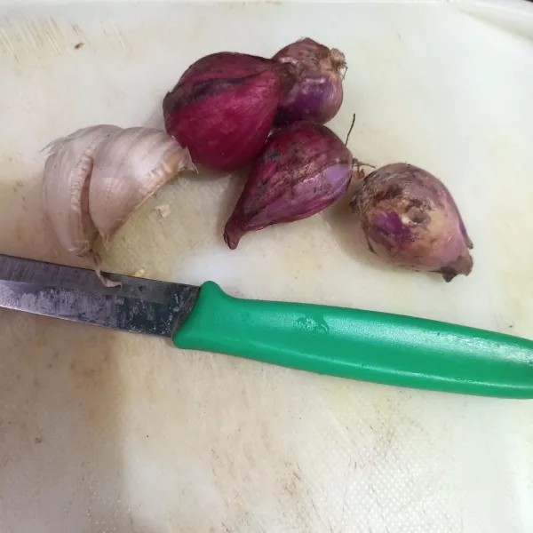 Siapkan bawang merah dan bawang putih lalu kupas kulitnya lalu sisihkan