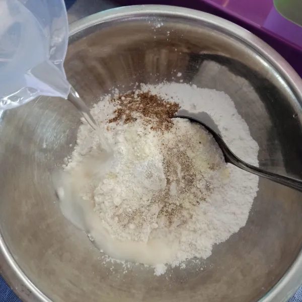 Campur tepung bumbu dan air, aduk rata.