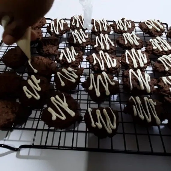 Setelah matang hias dengan coklat putih yang sudah dilelehkan, tunggu hingga set lalu masukkan ke dalam toples