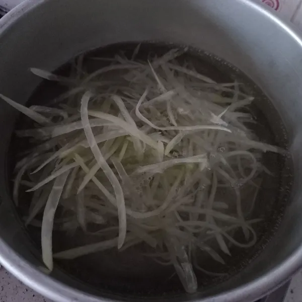 Didihkan air, lalu rebus pepaya 2 menit, tiriskan.