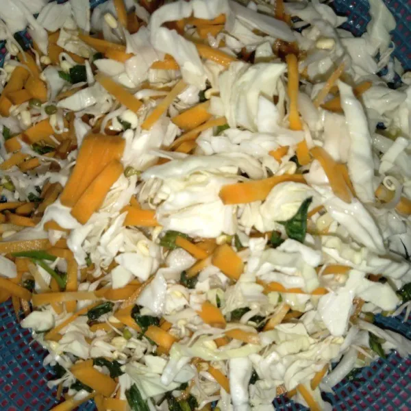 Iris kol, wortel dan seledri. Cuci bersih sayuran dan tiriskan.