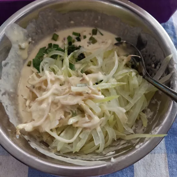 Masukkan pepaya, kecambah, daun bawang dan seledri, campur rata pastikan tidak ada yang bergerindil.