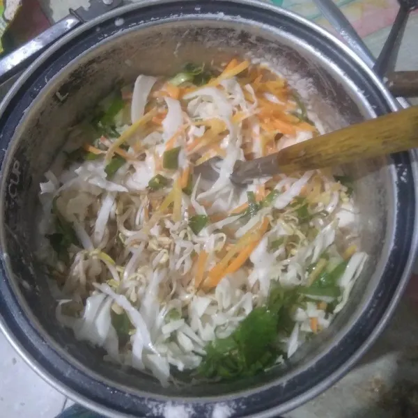 Masukkan sayuran, aduk rata.