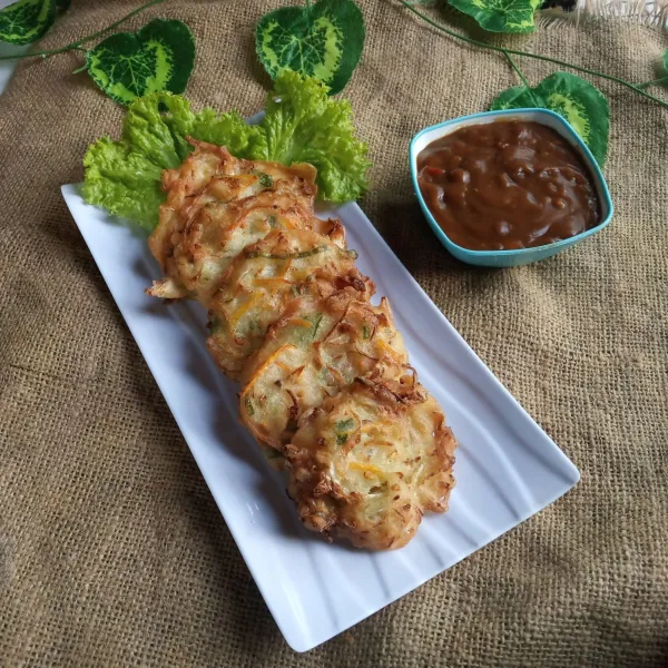 Sajikan hangat ote-ote bersama sambal petisnya.
