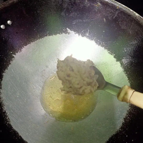 Siapkan wajan lalu beri minyak goreng .setelah panas minyaknya masukkan bumbu yang tadi yang sudah dihaluskan.