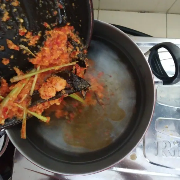 Masukkan tumisan bumbu ke dalam air.