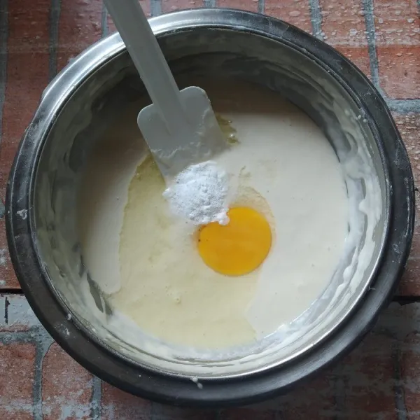 Tambahkan telur dan baking powder, aduk rata.