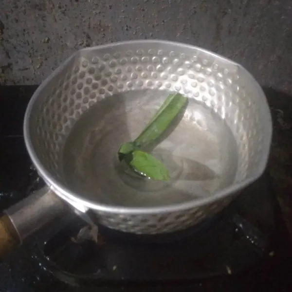 Rebus air dan daun pandan hingga mendidih.