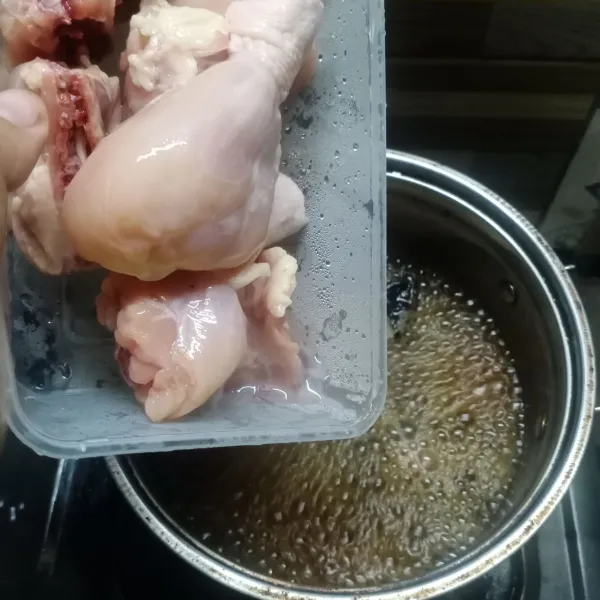 Setelah mendidih, masukkan ayam.