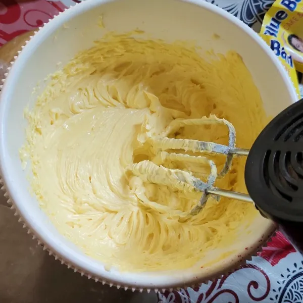Mixer butter dan gula halus hingga pucat kemudian masukkan kuning telur matikan mixer.