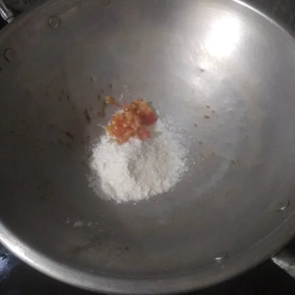 Campurkan tepung terigu dengan cabai dan bawang putih yang sudah dihaluskan, aduk rata.