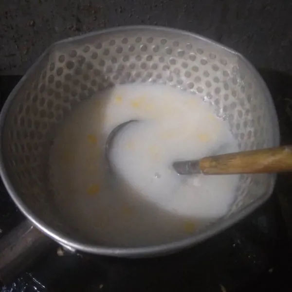 Tuang maizena yang sudah dilarutkan dengan 2 sdm air. Aduk hingga meletup-letup.