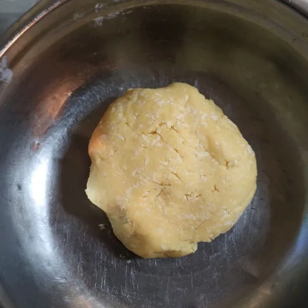 Tambahkan terigu susu bubuk dan juga keju aduk rata pakai spatula saja.