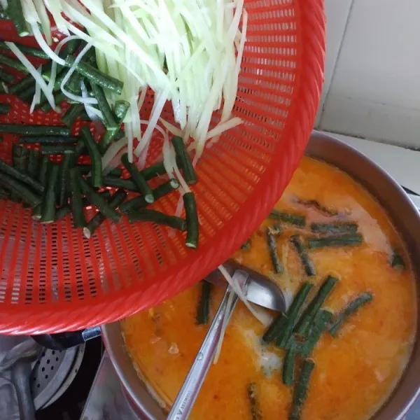 Masukkan kacang panjang dan labu siam.