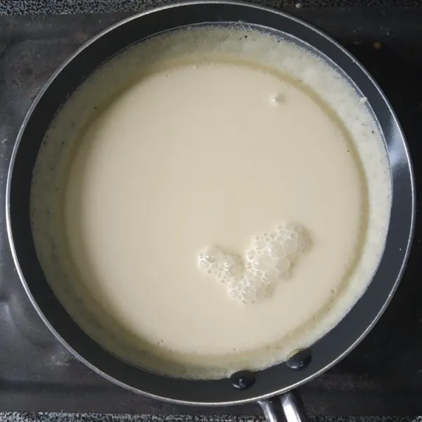 Masak dengan api kecil, biarkan hingga terbentuk buih-biuh, taburi dengan gula pasir secukupnya, tutup wajan. Biarkan matang.
