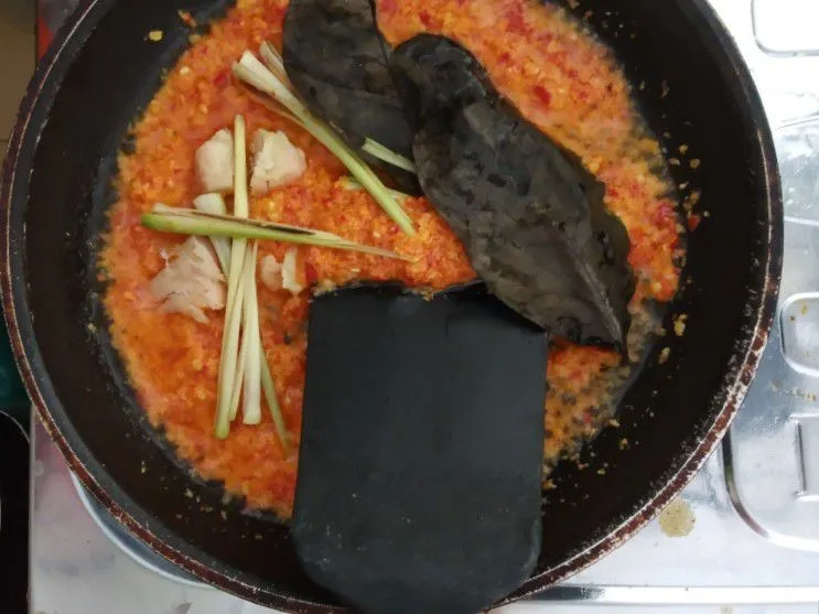 Tumis bumbu halus menggunakan api kecil. Masukkan lengkuas, daun jeruk, daun salam dan sereh lalu sisihkan.