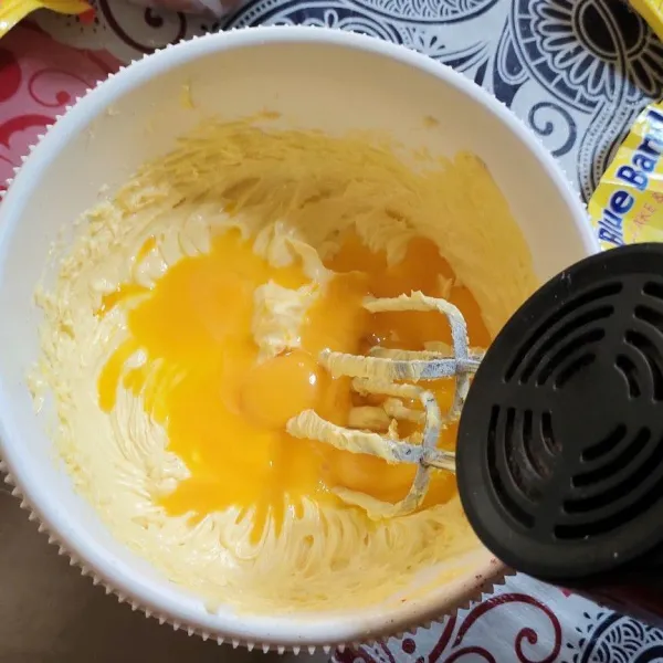 Mixer selama 2-3 menit butter mix dengan gula halus, lalu masukkan telur mixer asal rata.