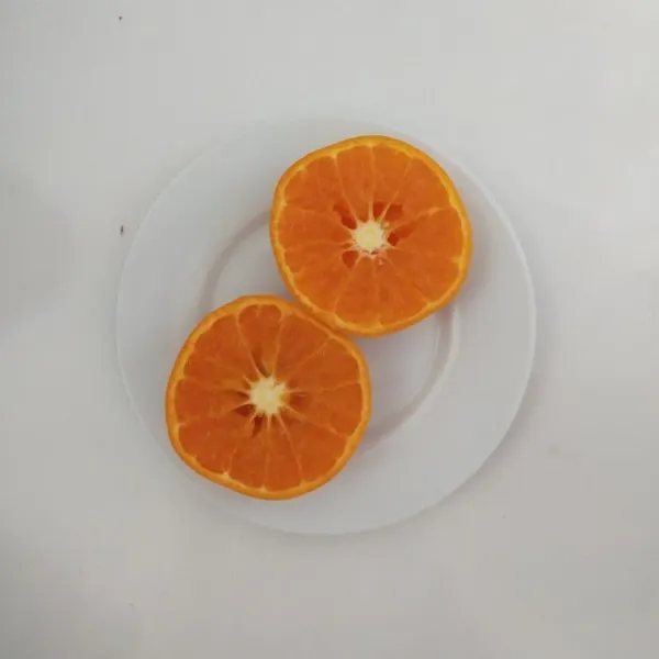 Potong-potong buah jeruk dan buang bijinya