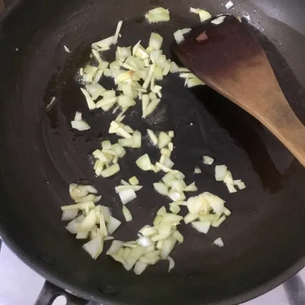 Tumis bawang bombay dan bawang putih hingga harum dan sedikit kering.