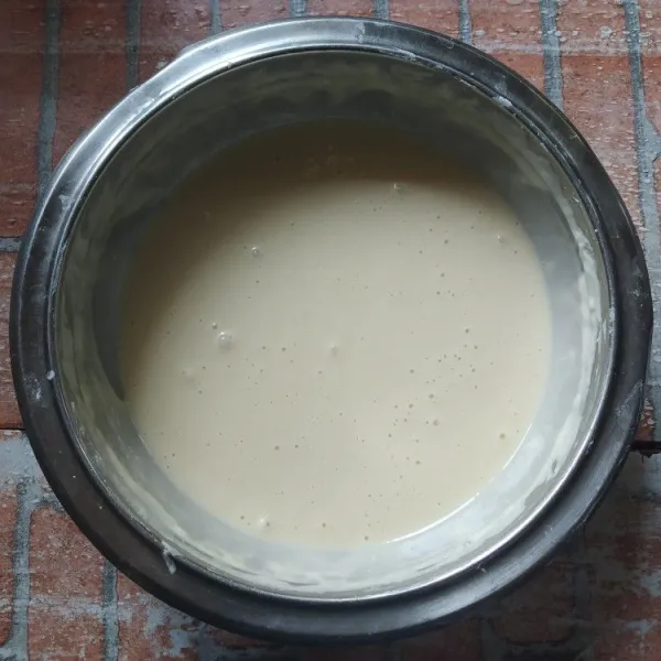 Diamkan adonan selama minimal 1 jam, hingga terbentuk buih-buih kecil.