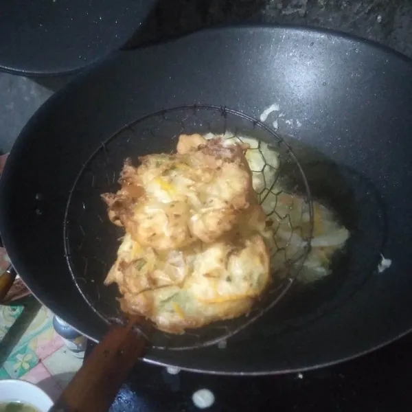 Panaskan minyak, ambil 1 sendok sayur adonan. Tuang dalam minyak panas, goreng hingga matang. Angkat dan tiriskan.