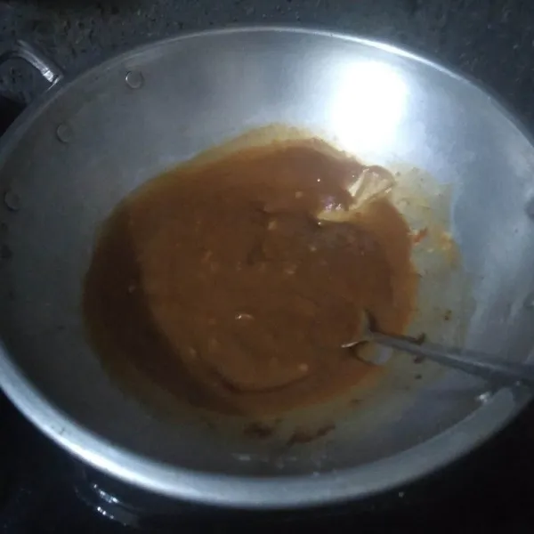 Tuang air, kecap manis, garam dan petis udang, aduk rata. masak dengan api kecil hingga meletup-letup. matikan api.