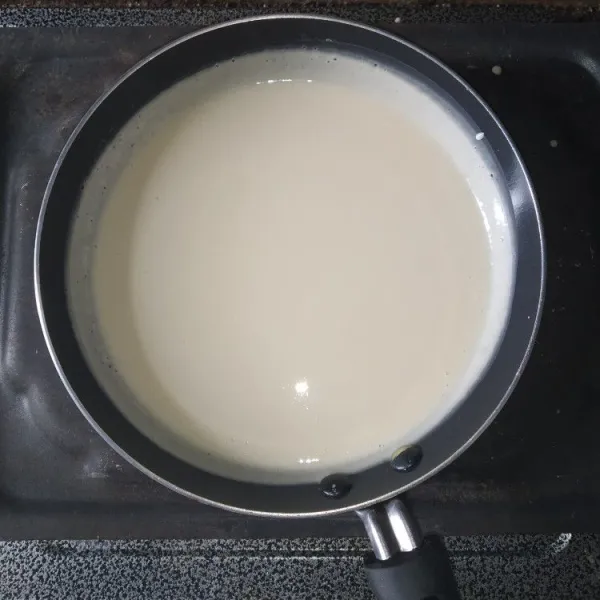 Panaskan teflon, larutkan soda kue dengan air, campurkan kedalam adonan martabak, tuang adonan kedalam wajan, putar wajan agar terbentuk lapisan tipis dipinggir wajan.