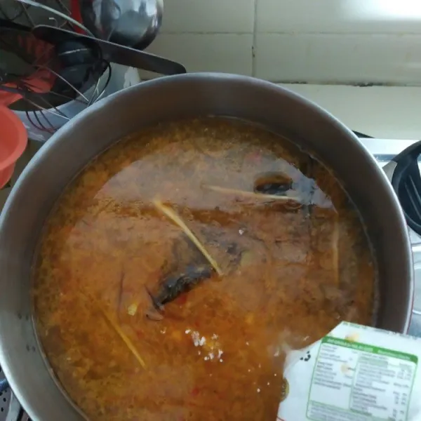 Beri garam, gula, pasir, kaldu sapi bubuk, merica dan santan.