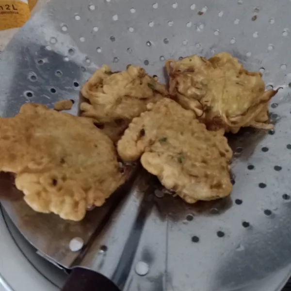 Tiriskan agar minyaknya turun.