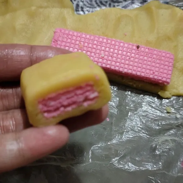 Giling adonan lalu taruh wafer diatasnya dan gulung hingga wafer tertutup rata. Kemudian potong-potong dengan panjang sekitar 2 cm.