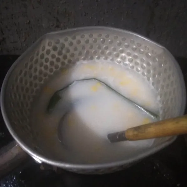 Masukkan santan dan garam. Aduk-aduk agar santan tidak pecah.