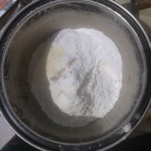 Campurkan tepung terigu, tepung beras, garam, kaldu bubuk, lada bubuk dan bawang putih bubuk. Aduk rata.