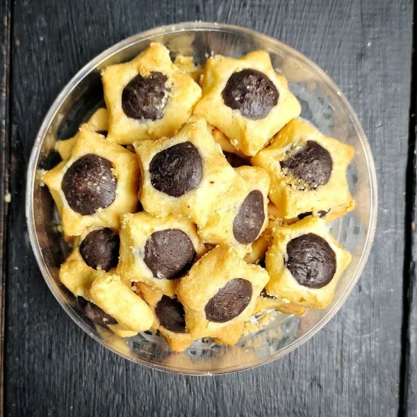 Simpan dalam wadah kedap udara bila sudah dingin.