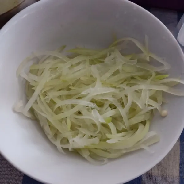 Tempatkan pepaya dalam wadah, biarkan panasnya hilang.