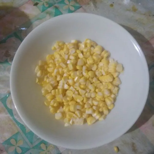 Cuci bersih jagung lalu serut, sisihkan.