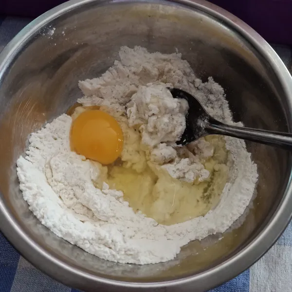 Tambahkan telur, aduk rata lagi.