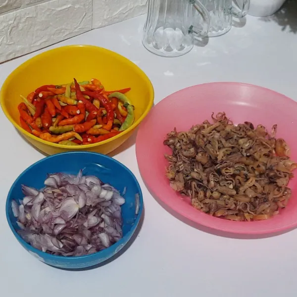 Siapkan semua bahan, iris tipis bawang dan cuci cabe