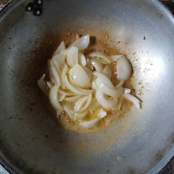 Dengan margarin sisa menggoreng ayam, tumis bawang bombay hingga harum dan layu.