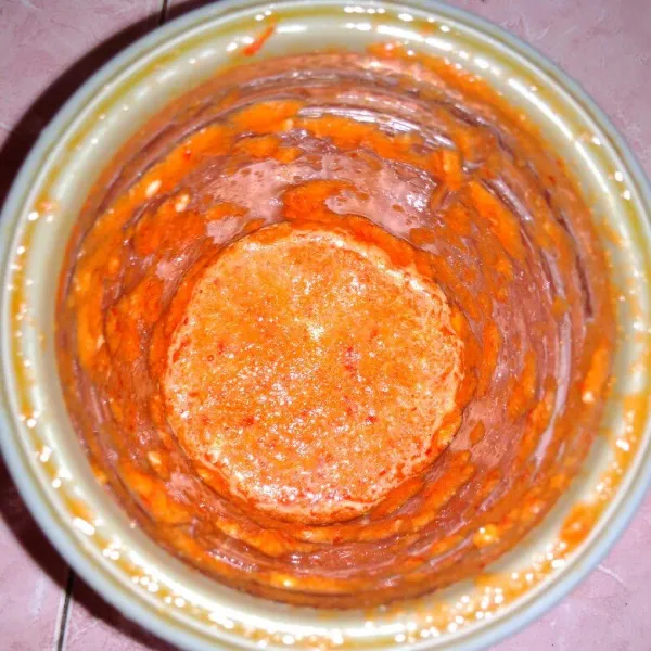 Blender bawang merah, bawang putih dan cabai, tapi jangan sampai terlalu halus.