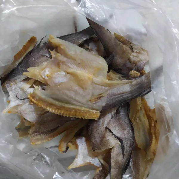 Cuci bersih ikan asin gabus kecil kemudian tiriskan.