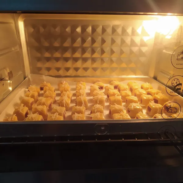 Oven kue dengan suhu 150°C sampai matang. Sebelumnya oven dipanaskan terlebih dahulu selama 10 menit dengan suhu yang sama. Setelah matang, keluarkan dari oven, dinginkan di cooling rack baru masukkan toples.