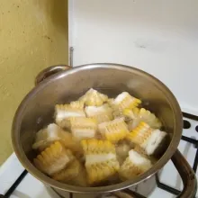 Rebus jagung hingga matang, tiriskan
