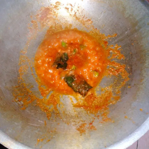 Panaskan minyak, tumis bumbu yang sudah dihaluskan tadi, masukkan daun salam dan daun jeruk, tumis hingga harum.