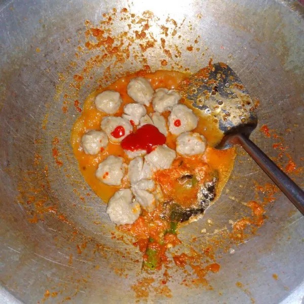 Masukkan bakso, saus tomat dan sedikit air.