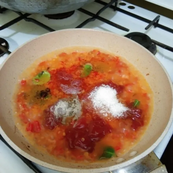 Tambahkan air, garam, gula pasir, saus tiram, saus tomat, dan saus pedas, aduk rata.