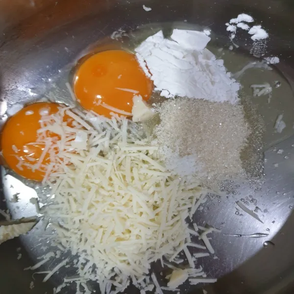 Kocok kuning telur, gula, garam, tepung maizena dan parutan keju sampai tercampur rata.