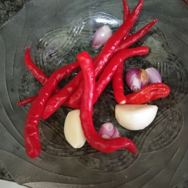 Siapkan bumbu halus, haluskan cabe merah keriting, cabe rawit, bawang putih, dan bawang merah.